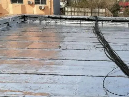 成都市卫生间漏水维修公司分享下成都市屋面楼顶防水刚性防水层施工要点。